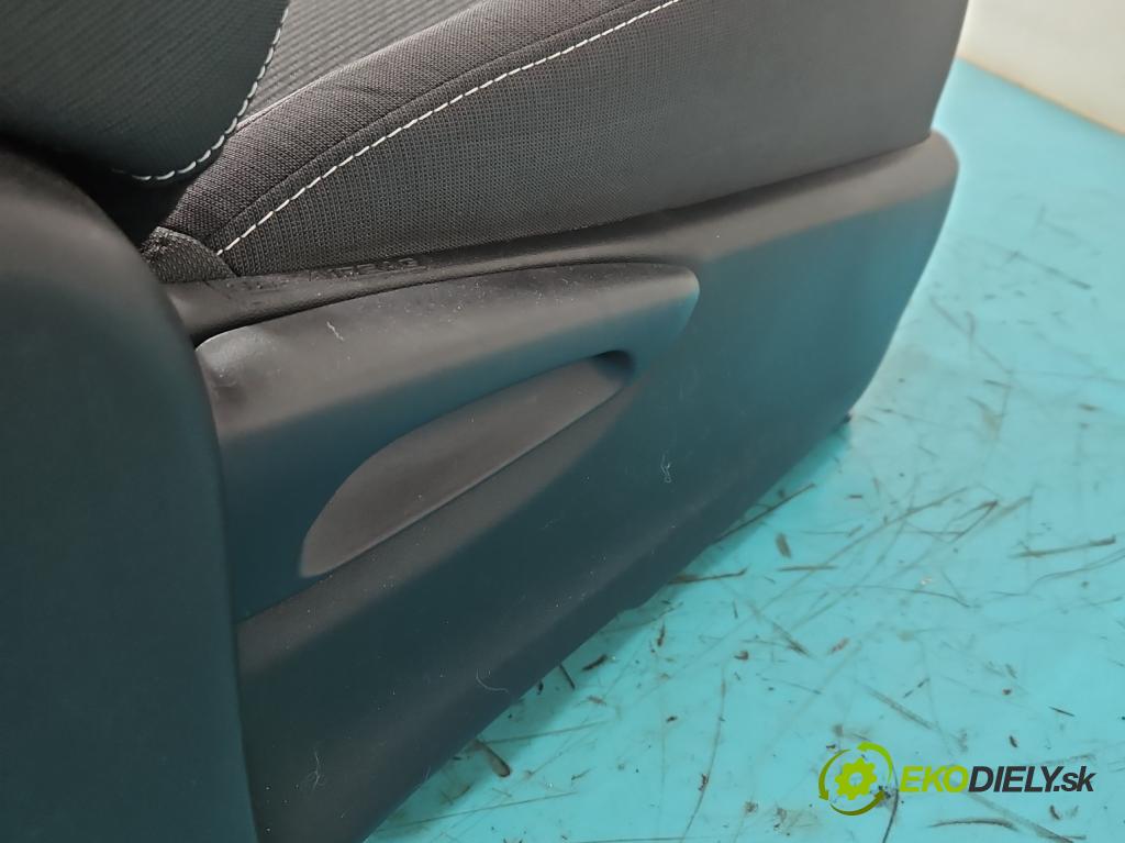 Toyota Corolla E16/E18  2013-2019 1.6 16V 132  HP manual 97 kW 1598 cm3 4- Sedačka pravý  (Sedadlo)