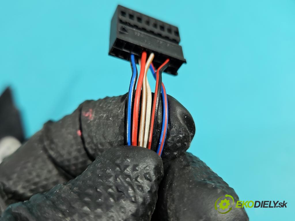 Vw Golf plus 1.9 tdi 105 hp manual 77 kW 1896 cm3 5- zpětné zrcátko levé  (Klika dveří ostatní)