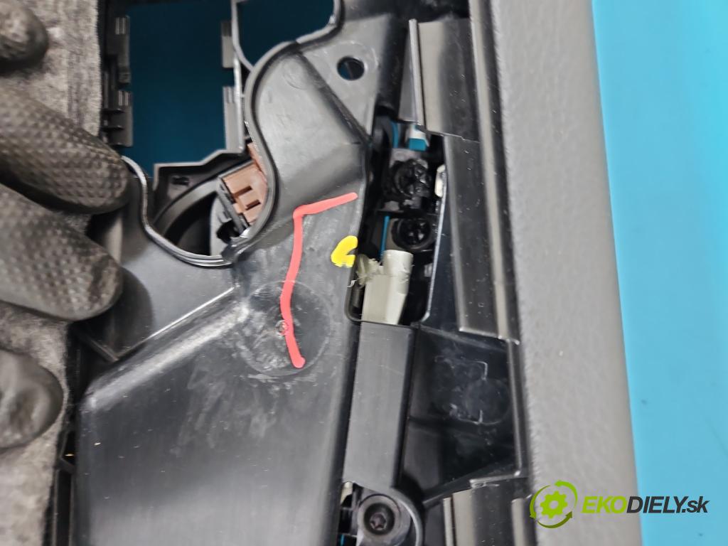 Audi Q7 2015- 3.0 TFSI 333KM: automatic 245 kW 2995 cm3 5- Tapacír: dveře přední levé 4M1867105G