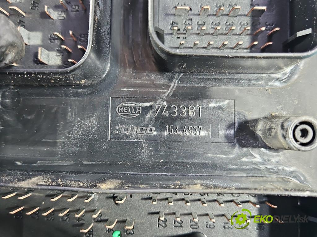 Opel Zafira B 2005-2014 1.9 cdti 120 hp manual 88 kW 1910 cm3 5- skříňka pojistková 13206754 (Pojistková skříňka)