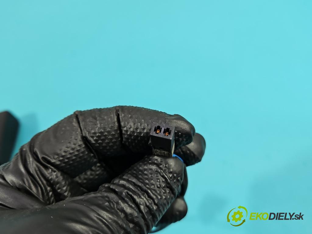 Vw Golf plus 1.9 tdi 105 hp manual 77 kW 1896 cm3 5- stěna bezpečnost přední levý 5M1857705