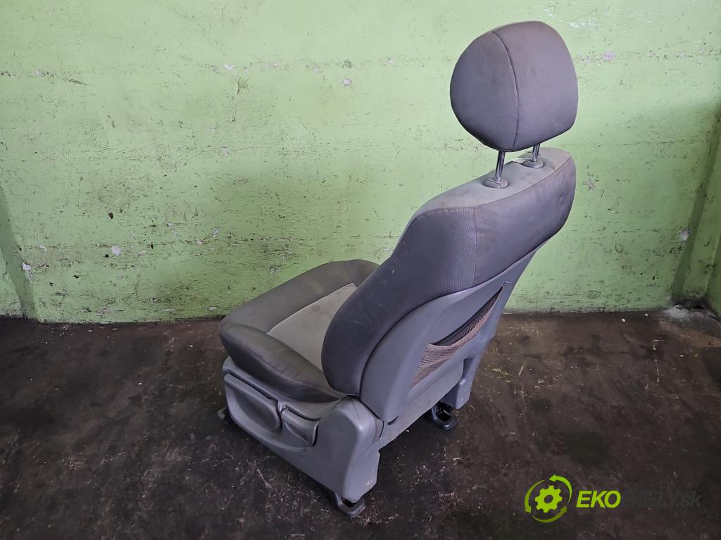 Hyundai H1 II 2007-2023 2.5 crdi 170 HP manual 125 kW 2497 cm3 5- Sedačka ľavý  (Sedadlo)