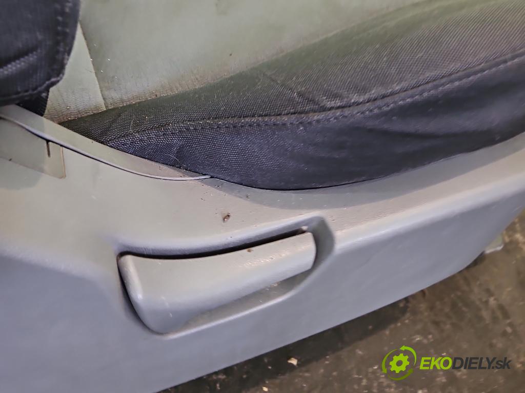 Hyundai H1 II 2007-2023 2.5 crdi 170 HP manual 125 kW 2497 cm3 5- Sedačka pravý  (Sedadlo)