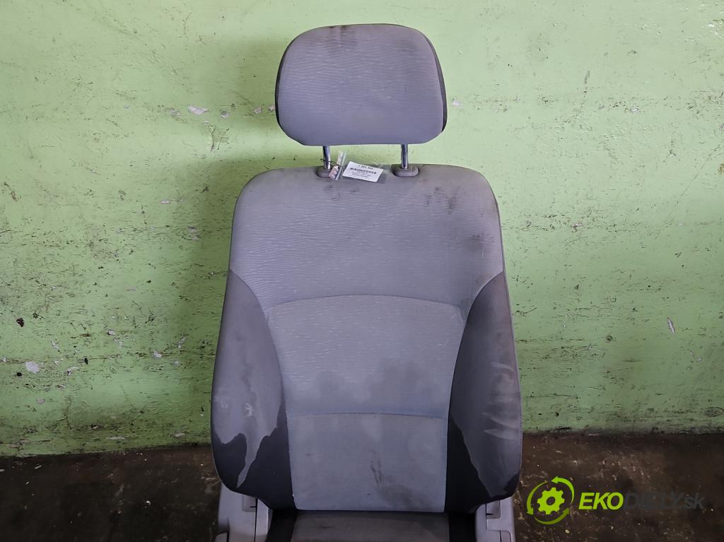 Hyundai H1 II 2007-2023 2.5 crdi 170 HP manual 125 kW 2497 cm3 5- Sedačka pravý  (Sedadlo)