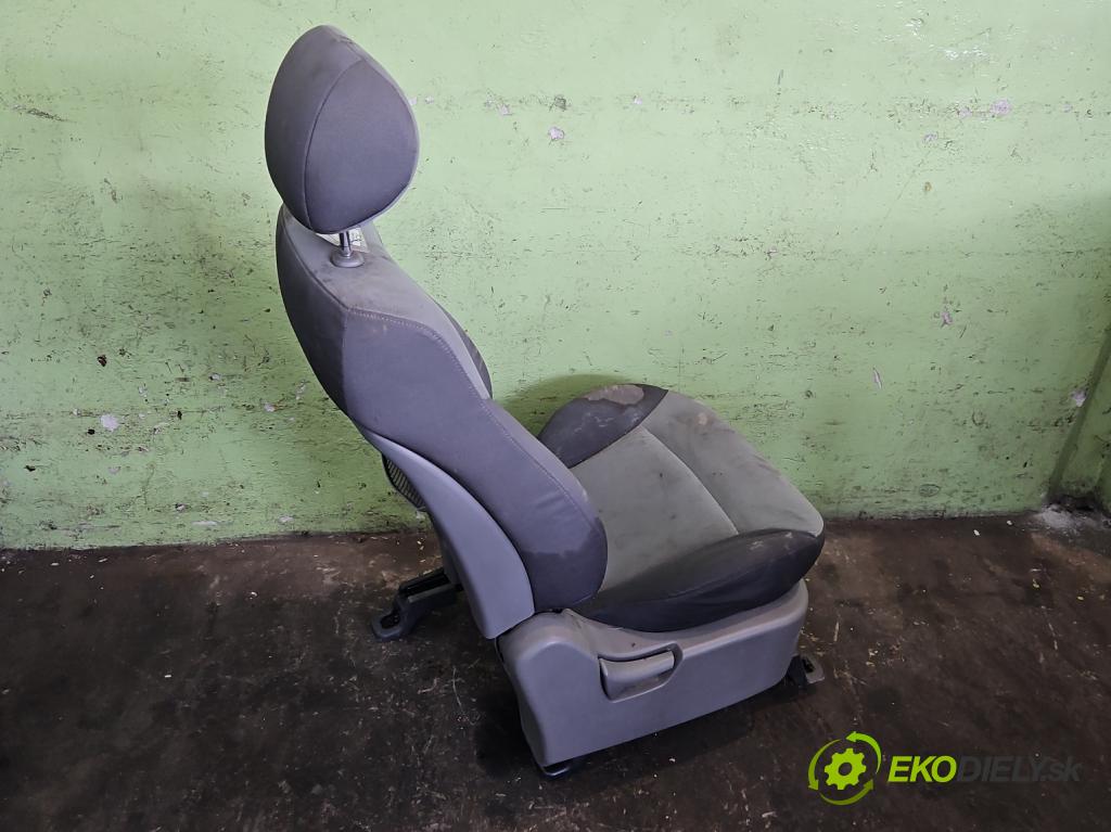 Hyundai H1 II 2007-2023 2.5 crdi 170 HP manual 125 kW 2497 cm3 5- Sedačka pravý  (Sedadlo)