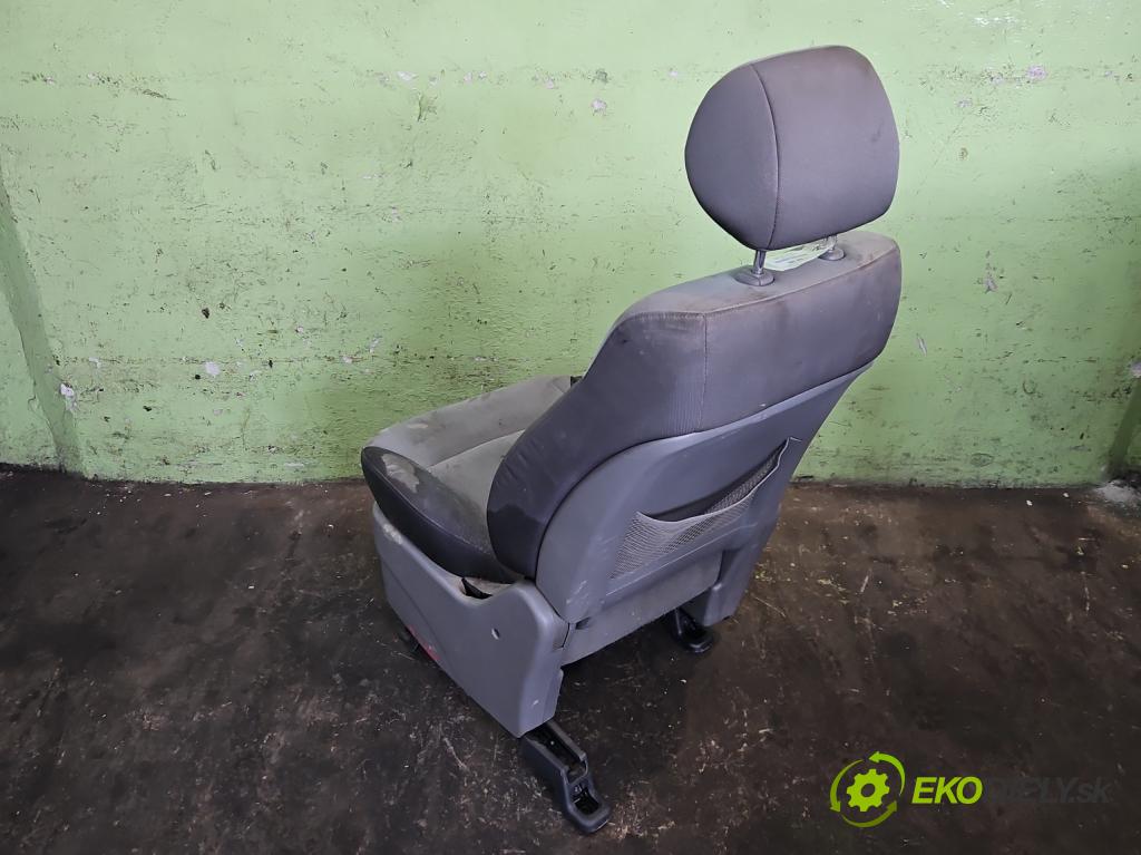 Hyundai H1 II 2007-2023 2.5 crdi 170 HP manual 125 kW 2497 cm3 5- Sedačka pravý  (Sedadlo)