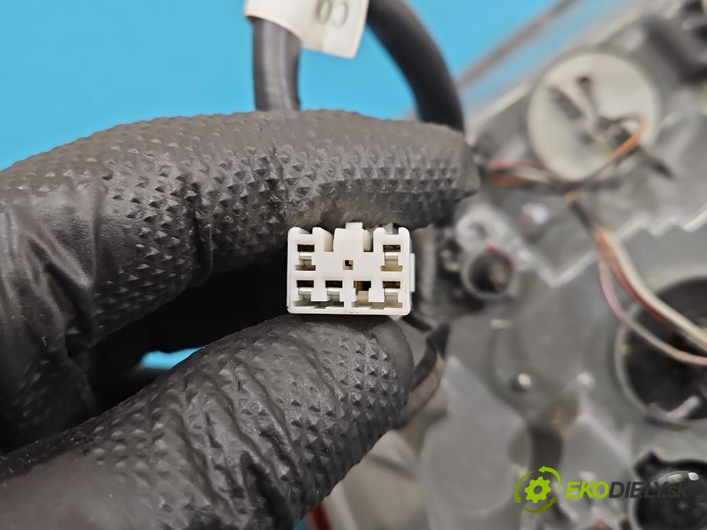 Hyundai Elantra VII 2020- 1.6 16V manual 90.2 kW 1598 cm3 4- svetlo / reflektor zadné ľavé 92401-AA000 (Kľučka dverí ostatné)