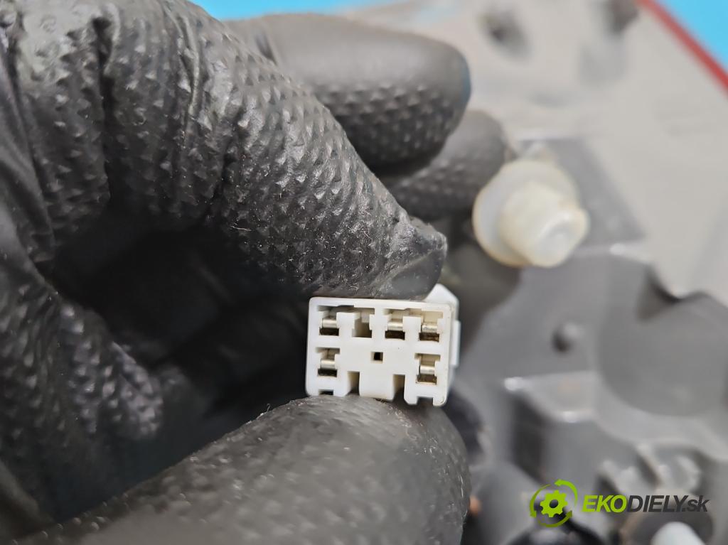 Hyundai Elantra VII 2020- 1.6 16V manual 90.2 kW 1598 cm3 4- svetlo / reflektor zadné pravé 92402AA000 (Kľučka dverí ostatné)