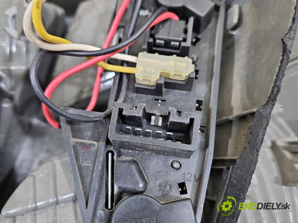 Toyota Yaris II 2005-2011 1.0 vvti 69KM manual 51 kW 998 cm3 3- svetlo / reflektor zadné ľavé  (Kľučka dverí ostatné)