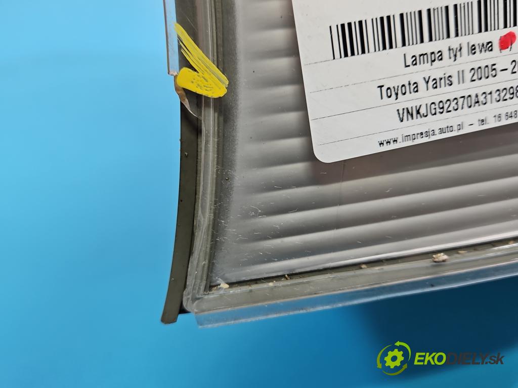 Toyota Yaris II 2005-2011 1.0 vvti 69KM manual 51 kW 998 cm3 3- svetlo / reflektor zadné ľavé  (Kľučka dverí ostatné)