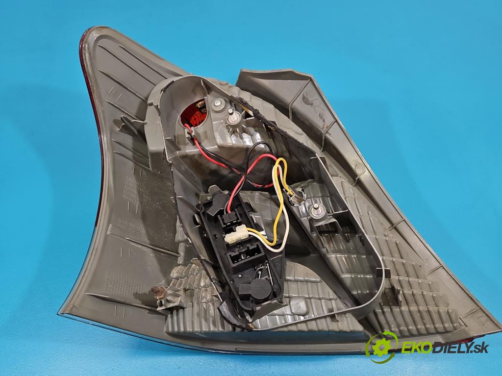 Toyota Yaris II 2005-2011 1.0 vvti 69KM manual 51 kW 998 cm3 3- svetlo / reflektor zadné pravé  (Kľučka dverí ostatné)