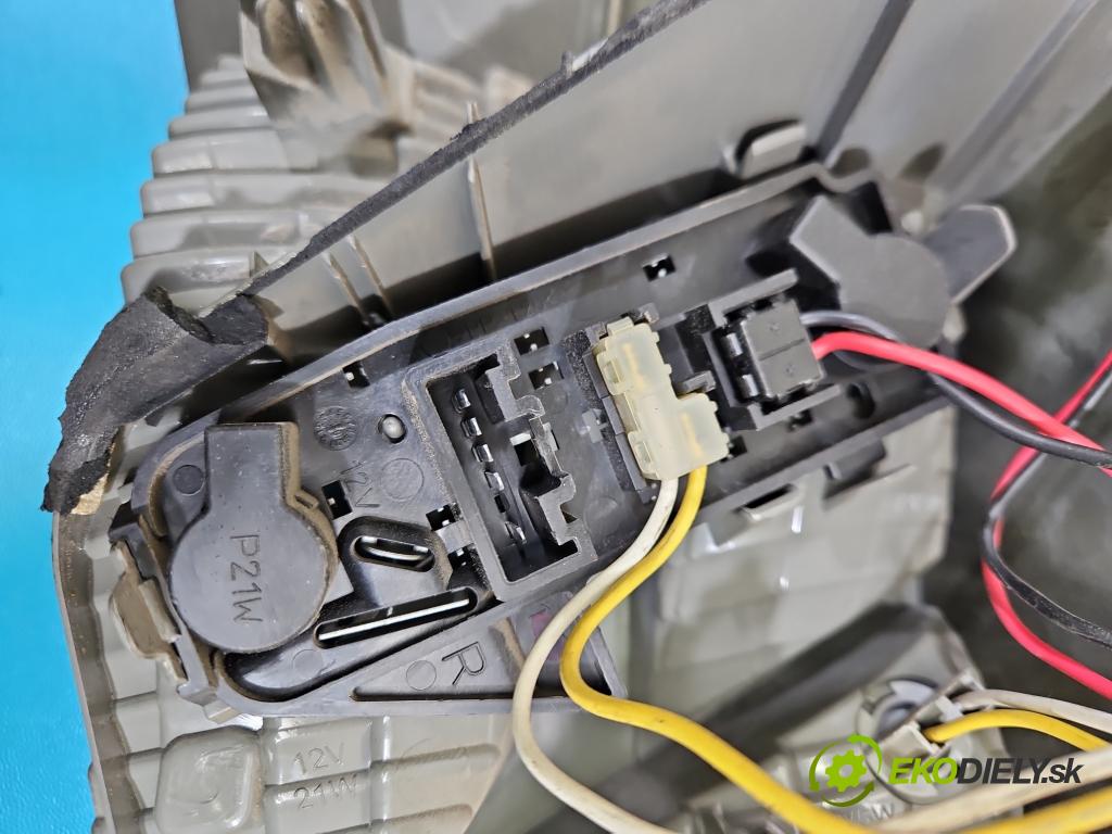 Toyota Yaris II 2005-2011 1.0 vvti 69KM manual 51 kW 998 cm3 3- svetlo / reflektor zadné pravé  (Kľučka dverí ostatné)