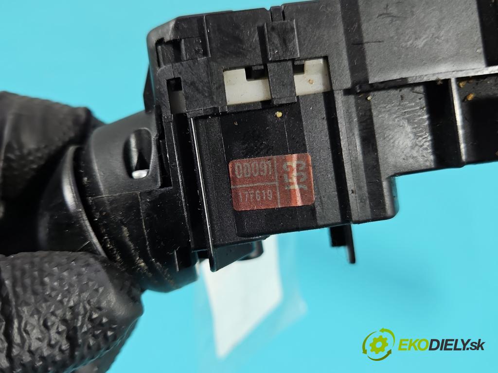 Toyota Yaris II 2005-2011 1.0 vvti 69KM manual 51 kW 998 cm3 3- prepínač komplex: 17F001 (Prepínacie páčky pod volantom)