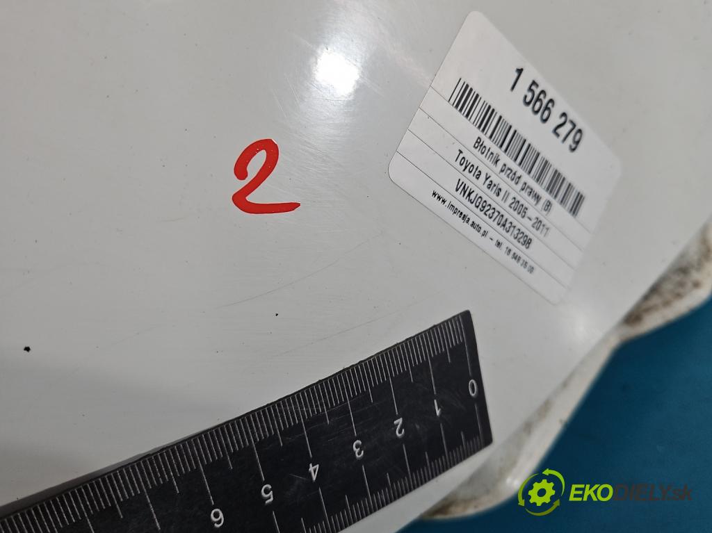 Toyota Yaris II 2005-2011 1.0 vvti 69KM manual 51 kW 998 cm3 3- blatník predné pravý  (Kľučka dverí ostatné)