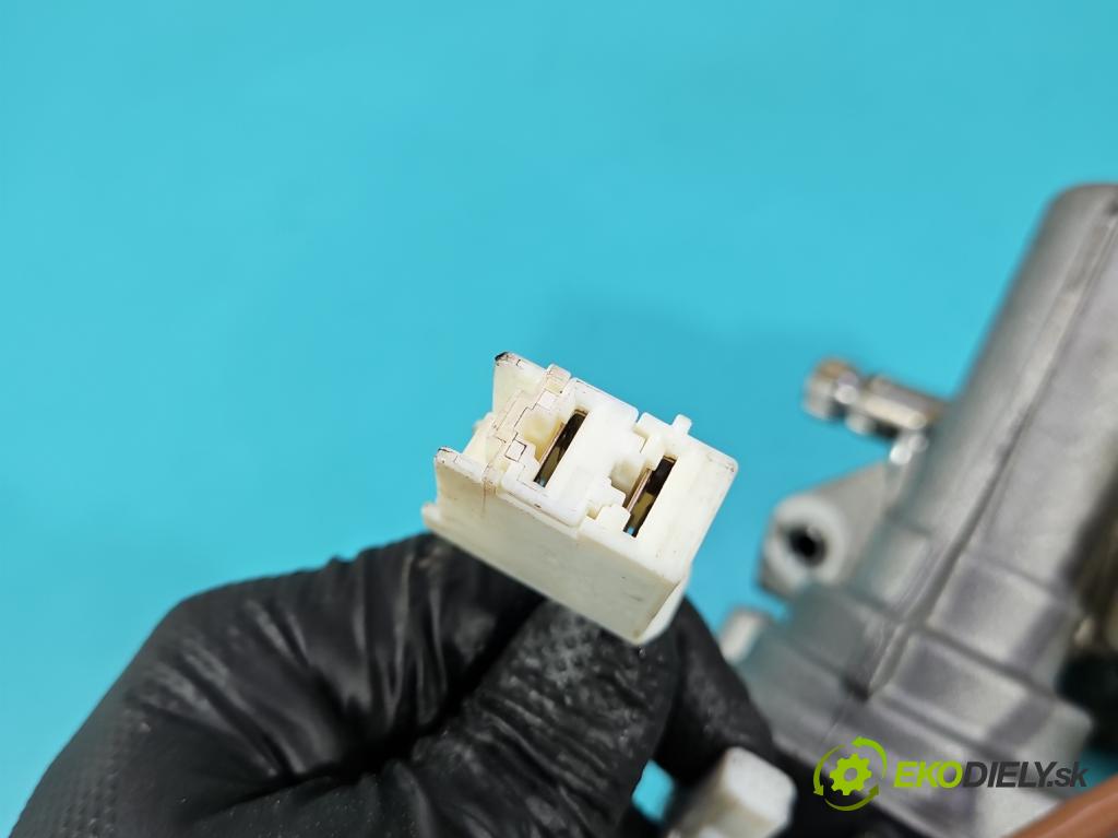 Toyota Yaris II 2005-2011 1.0 vvti 69KM manual 51 kW 998 cm3 3- čerpadlo posilovač 45200-0D092 (Servočerpadlo)