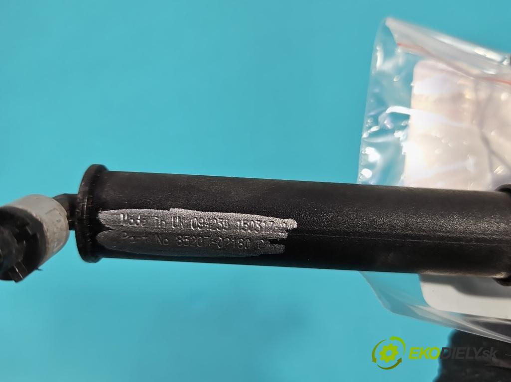 Toyota Corolla E16/E18  2013-2019 1.6 16V 132  HP manual 97 kW 1598 cm3 4- ostrekovač reflektor: pravý 85207-02180 C