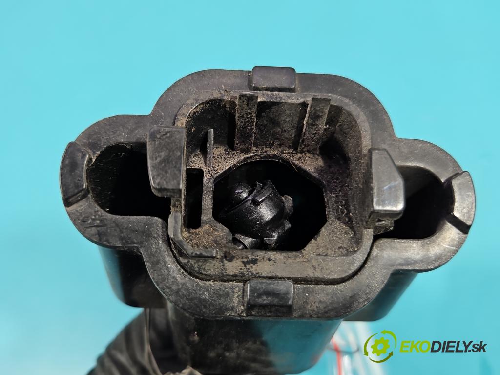 Toyota Corolla E16/E18  2013-2019 1.6 16V 132  HP manual 97 kW 1598 cm3 4- ostrekovač reflektor: pravý 85207-02180 C