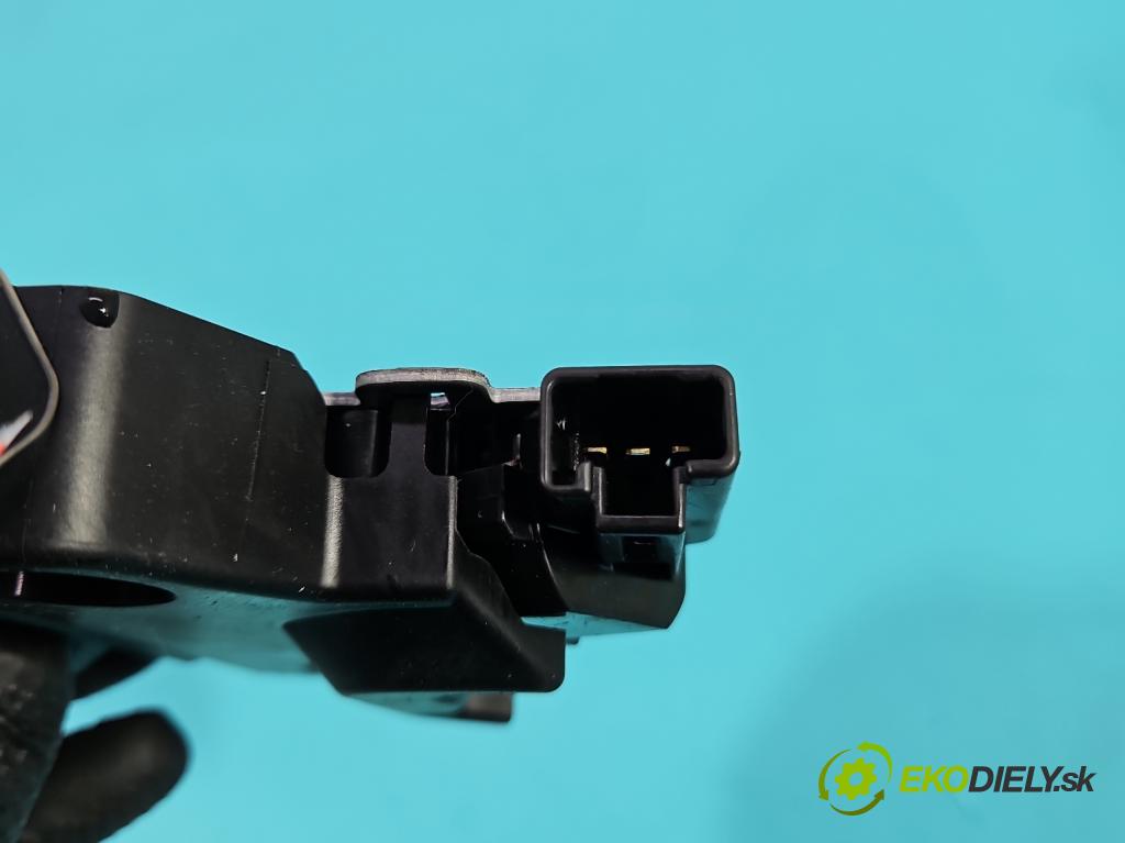 Toyota Corolla E16/E18  2013-2019 1.6 16V 132  HP manual 97 kW 1598 cm3 4- zámok kufrové dvere zadné 79052