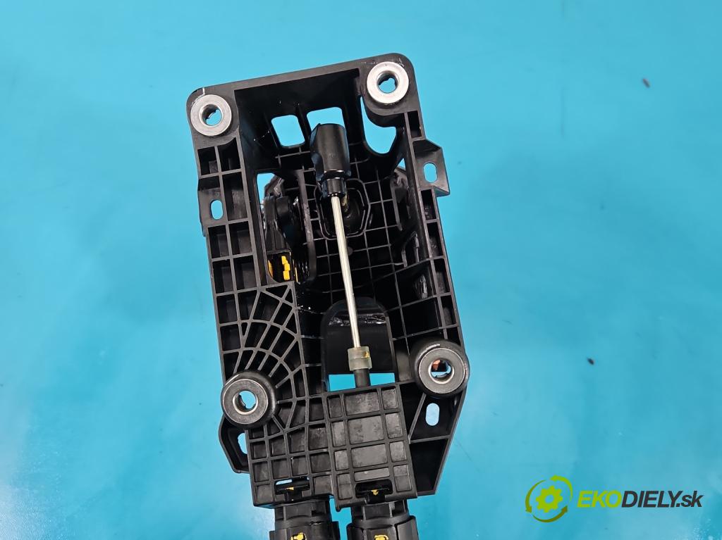 Toyota Corolla E16/E18  2013-2019 1.6 16V 132 hp manual 97 kW 1598 cm3 4- kulisa změny stupňová 58843-02580 (Řadicí páka (kulisa) )