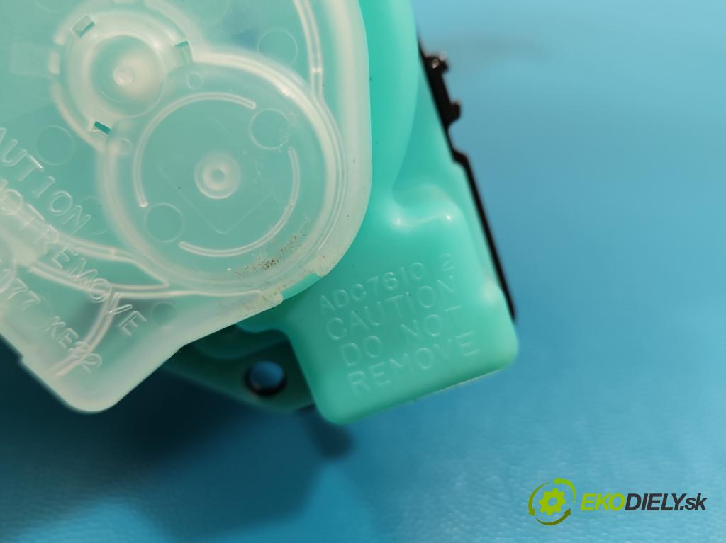 Toyota Corolla E16/E18  2013-2019 1.6 16V 132  HP manual 97 kW 1598 cm3 4- pas bezpečnosť: zadné ľavý 73370-02150