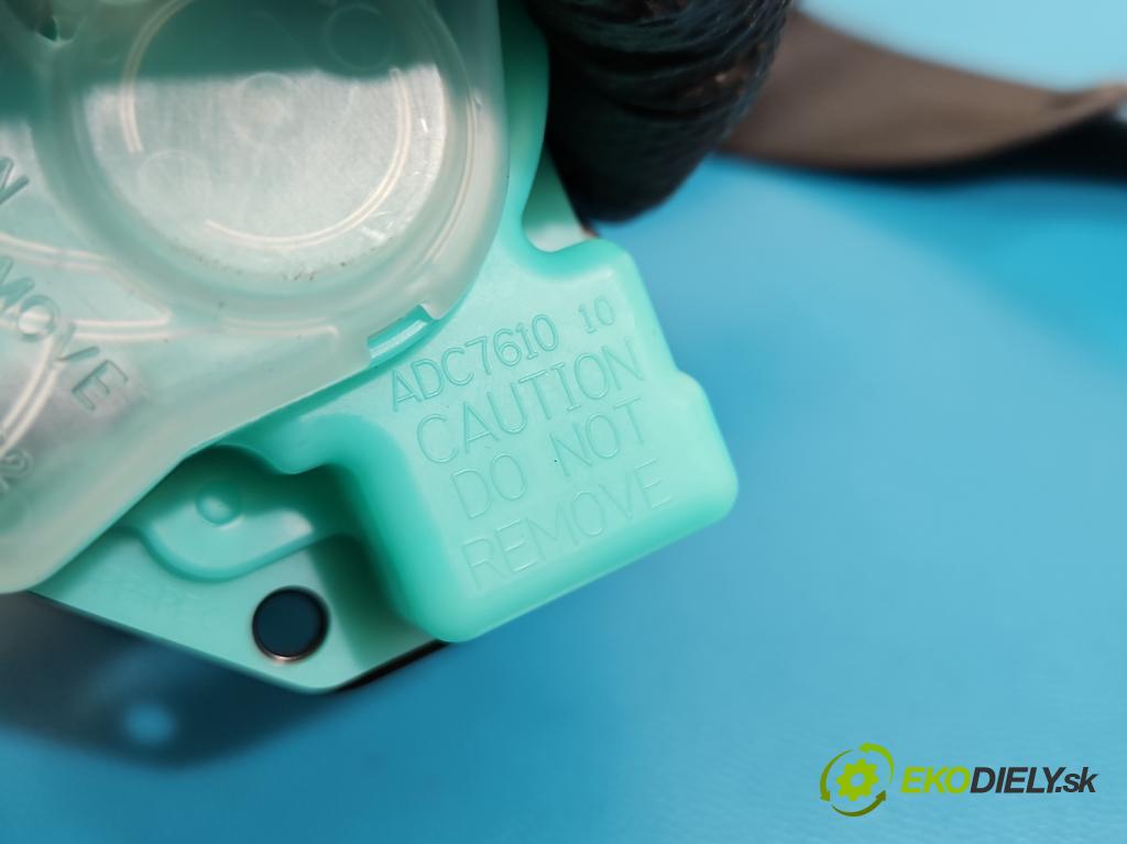 Toyota Corolla E16/E18  2013-2019 1.6 16V 132  HP manual 97 kW 1598 cm3 4- pas bezpečnosť: zadné pravý 73360-02570