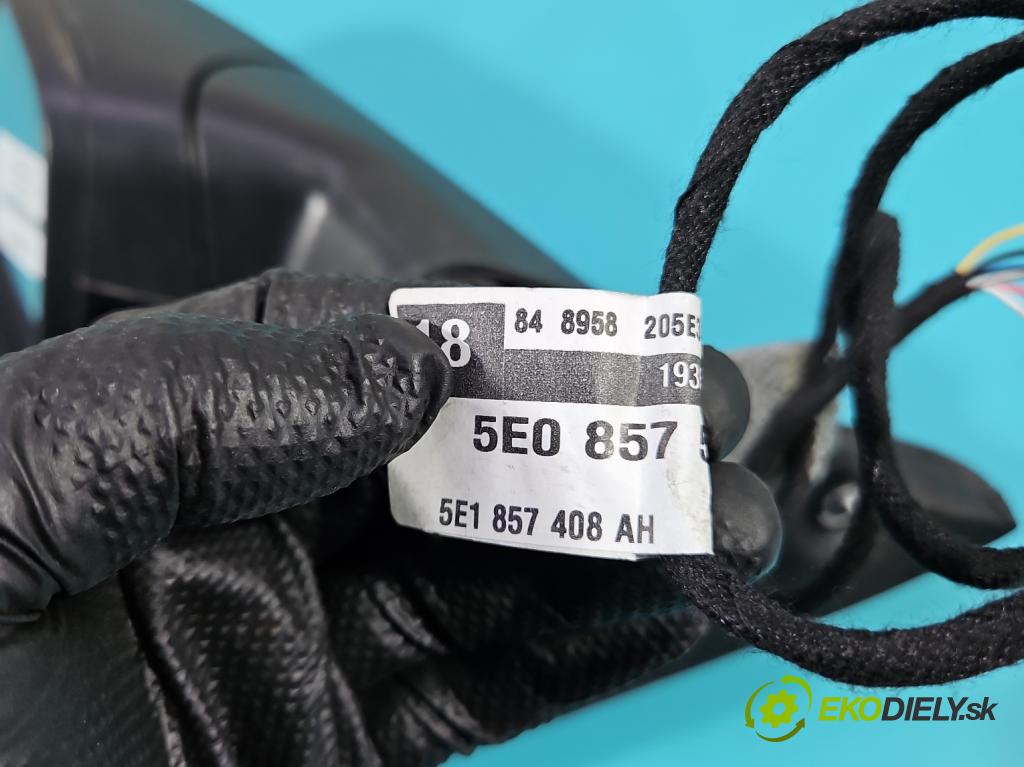 Skoda Octavia III 2013- 1.5 TSI 150 HP manual 110 kW 1498 cm3 5- zrkadlo pravé 5E0957538A (Kľučka dverí ostatné)