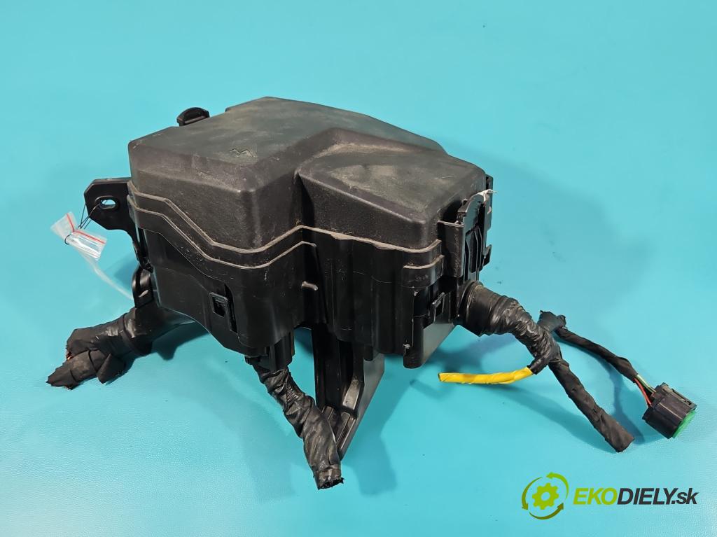 Hyundai Elantra VII 2020- 1.6 16V manual 90.2 kW 1598 cm3 4- skrinka poistka 2206130072 (Poistková skrinka)