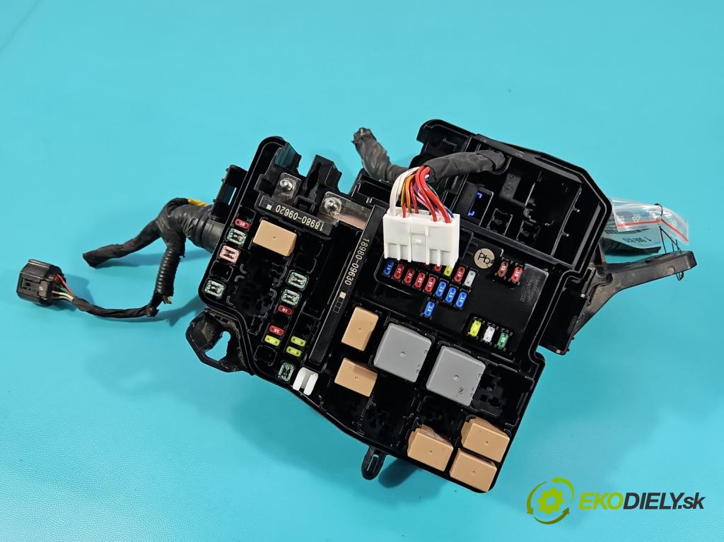 Hyundai Elantra VII 2020- 1.6 16V manual 90.2 kW 1598 cm3 4- skrinka poistka 2206130072 (Poistková skrinka)