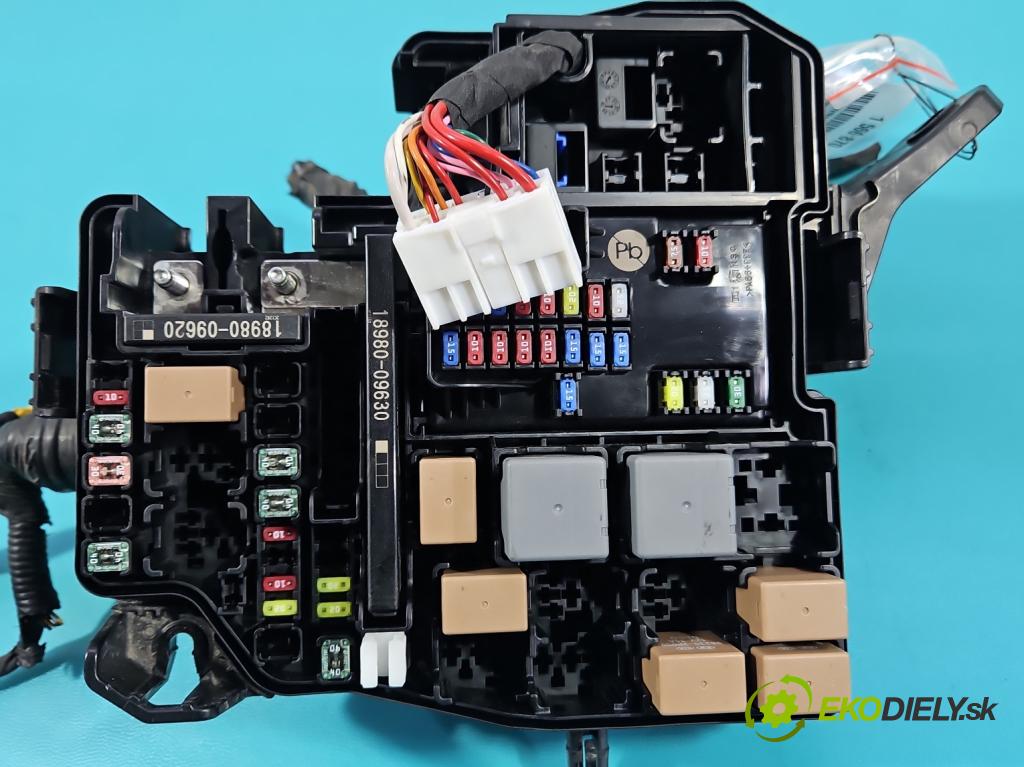 Hyundai Elantra VII 2020- 1.6 16V manual 90.2 kW 1598 cm3 4- skrinka poistka 2206130072 (Poistková skrinka)