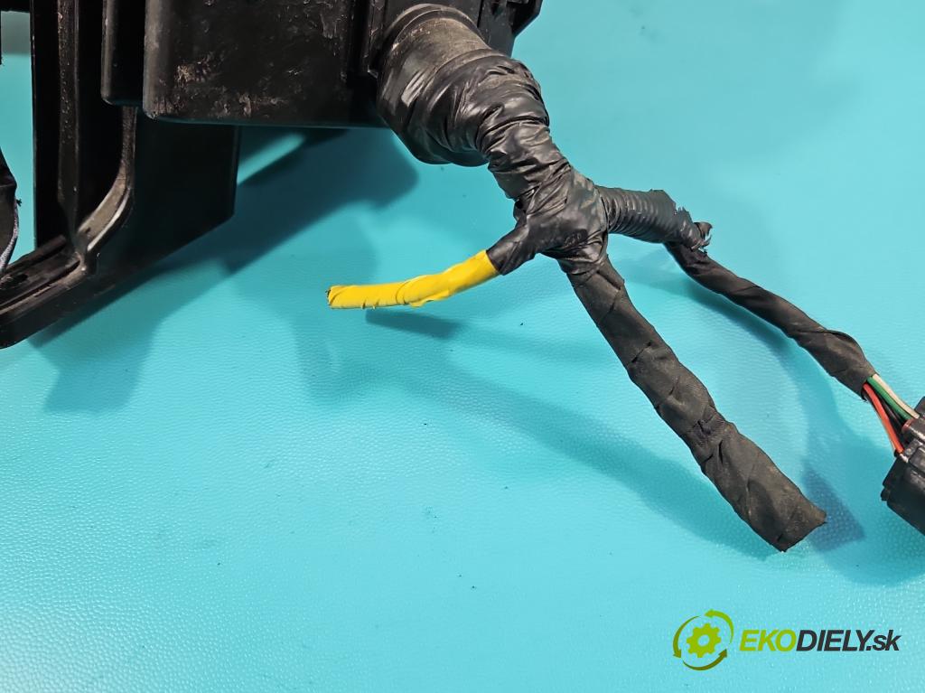 Hyundai Elantra VII 2020- 1.6 16V manual 90.2 kW 1598 cm3 4- skrinka poistka 2206130072 (Poistková skrinka)