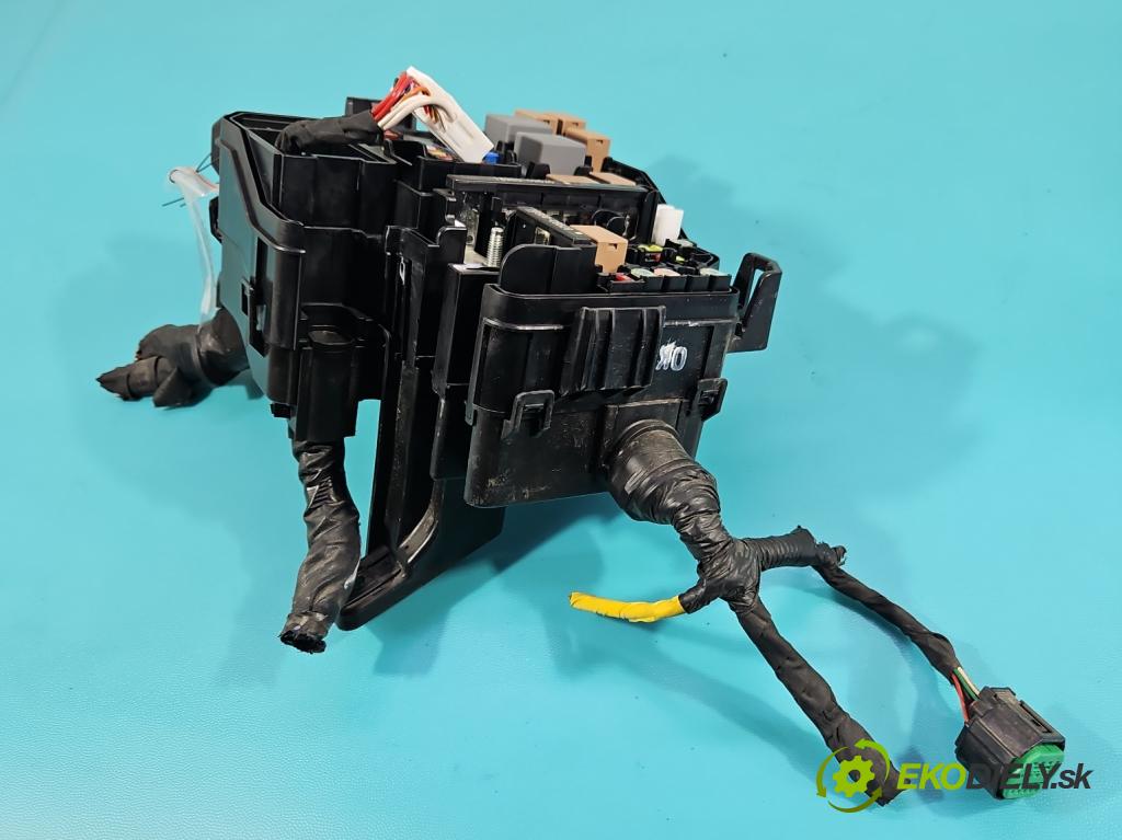 Hyundai Elantra VII 2020- 1.6 16V manual 90.2 kW 1598 cm3 4- skrinka poistka 2206130072 (Poistková skrinka)