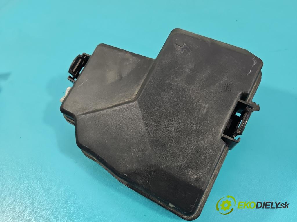 Hyundai Elantra VII 2020- 1.6 16V manual 90.2 kW 1598 cm3 4- skrinka poistka 2206130072 (Poistková skrinka)