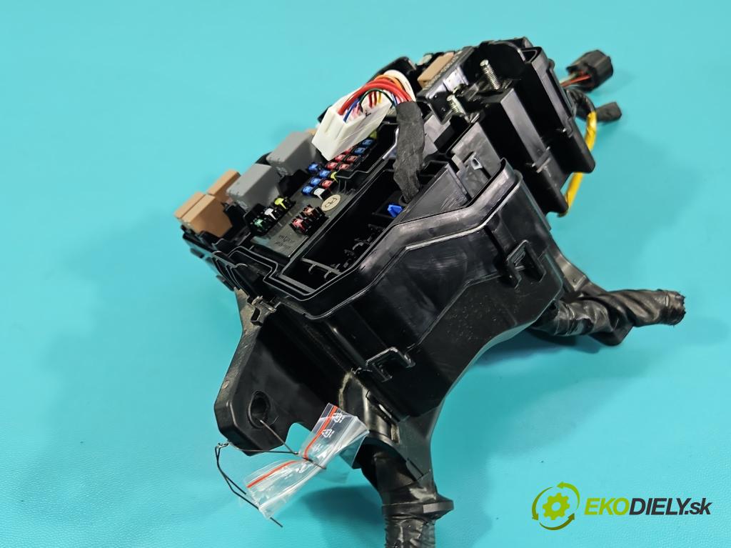 Hyundai Elantra VII 2020- 1.6 16V manual 90.2 kW 1598 cm3 4- skrinka poistka 2206130072 (Poistková skrinka)