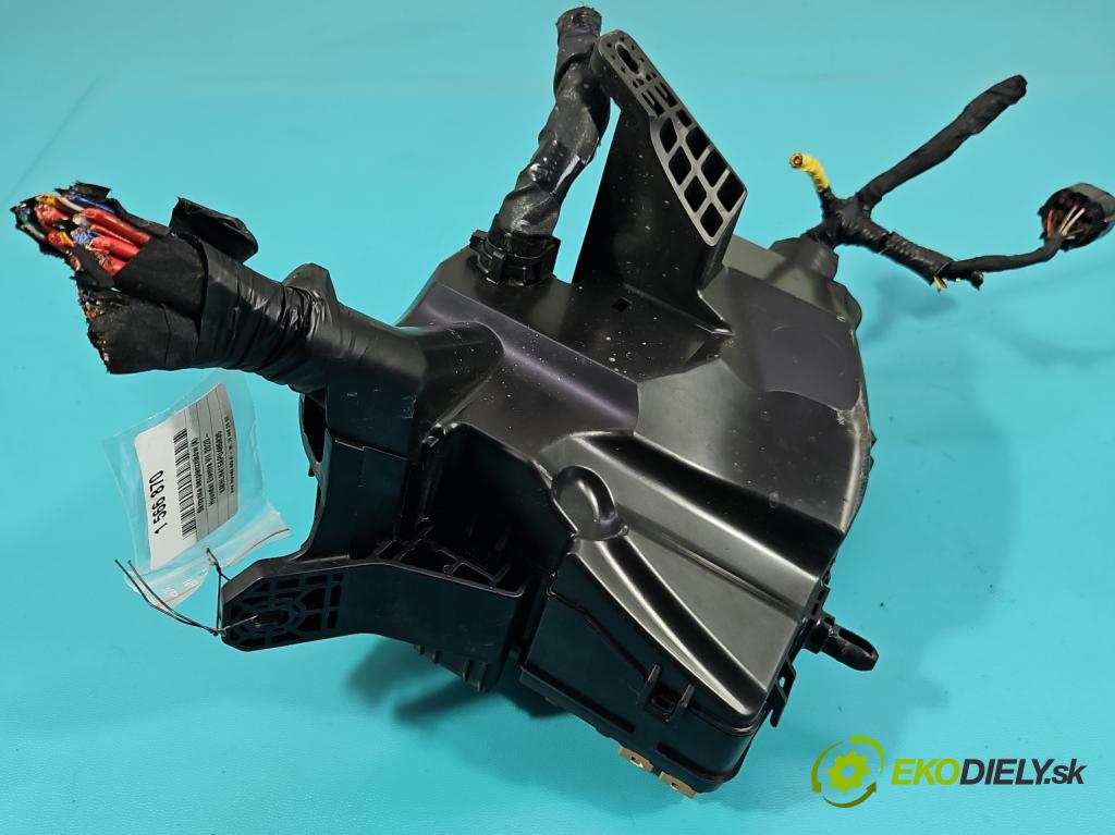 Hyundai Elantra VII 2020- 1.6 16V manual 90.2 kW 1598 cm3 4- skrinka poistka 2206130072 (Poistková skrinka)