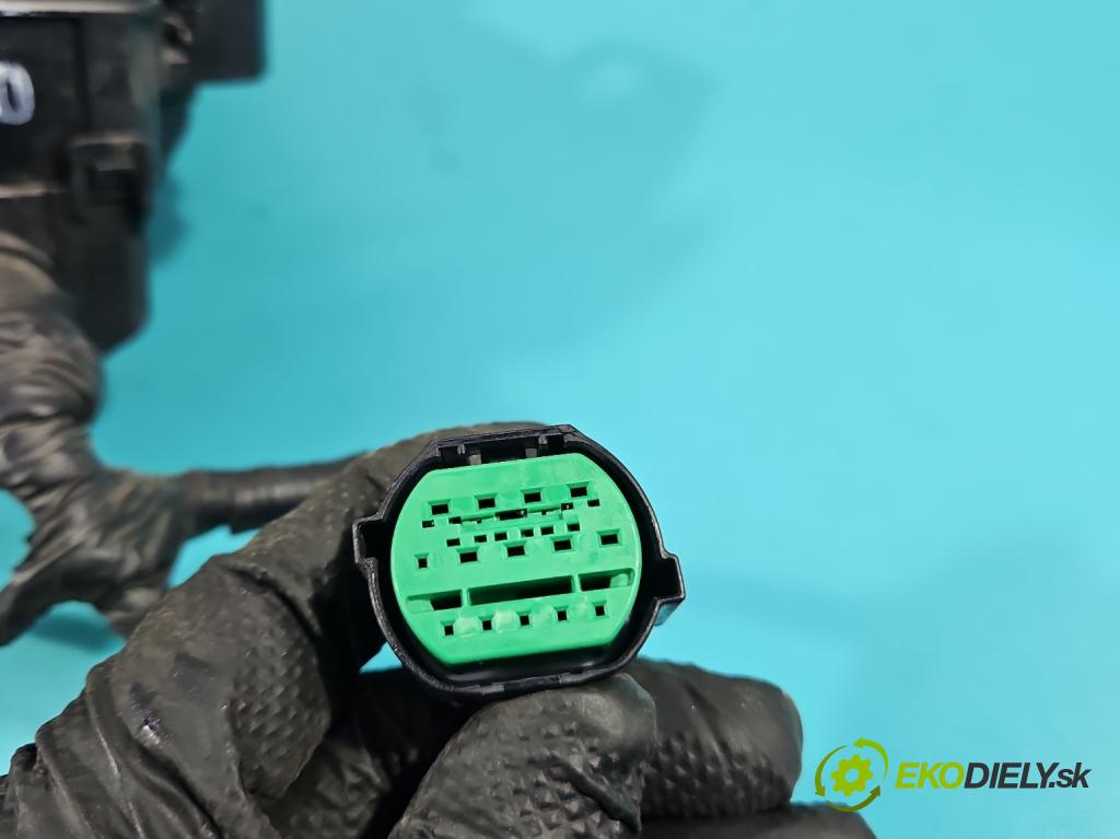 Hyundai Elantra VII 2020- 1.6 16V manual 90.2 kW 1598 cm3 4- skrinka poistka 2206130072 (Poistková skrinka)