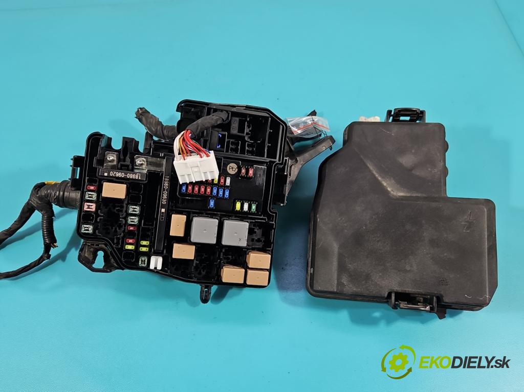 Hyundai Elantra VII 2020- 1.6 16V manual 90.2 kW 1598 cm3 4- skrinka poistka 2206130072 (Poistková skrinka)