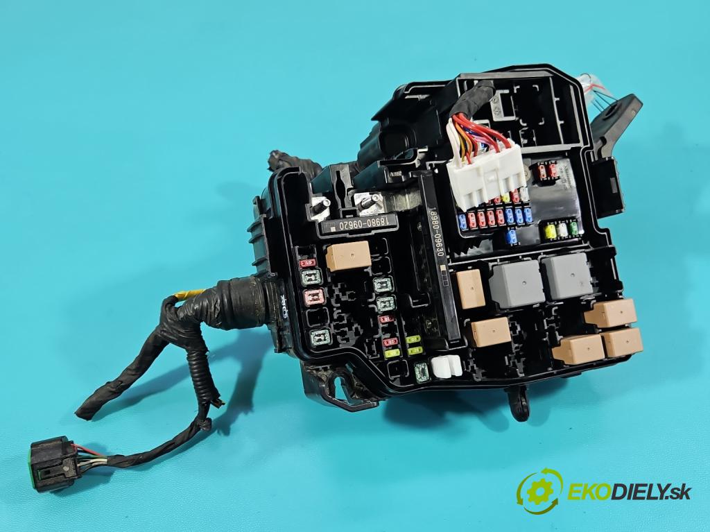 Hyundai Elantra VII 2020- 1.6 16V manual 90.2 kW 1598 cm3 4- skrinka poistka 2206130072 (Poistková skrinka)