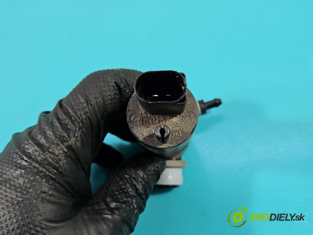 Toyota Corolla E16/E18  2013-2019 1.6 16V 132 hp manual 97 kW 1598 cm3 4- čerpadlo ostřikovačů 1018352001 (Motorek ostřikovačů)