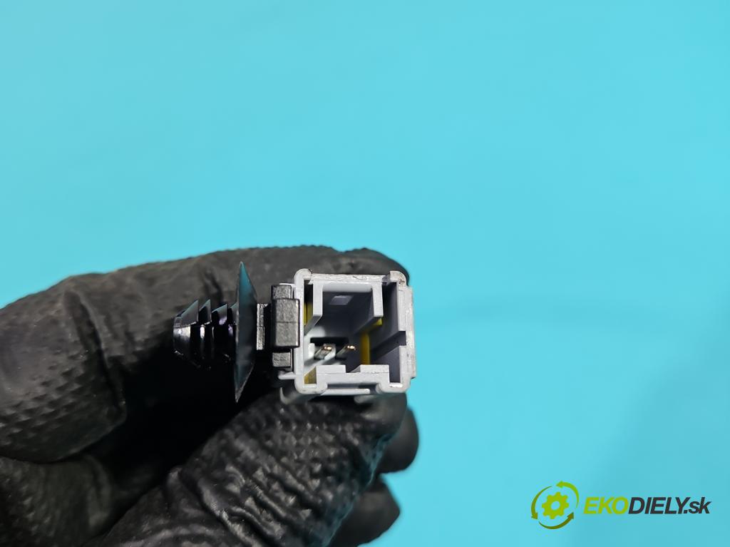 Peugeot 208 I 2012-2019 1.6 hdi 92 HP manual 68 kW 1560 cm3 5- pas bezpečnosť: predné pravý