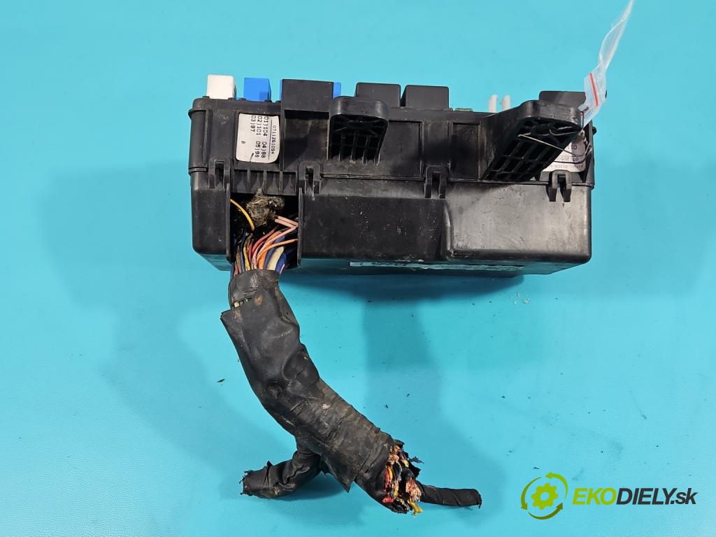 Hyundai H1 II 2007-2023 2.5 crdi 170 HP manual 125 kW 2497 cm3 5- skrinka poistka 912034110 (Poistková skrinka)