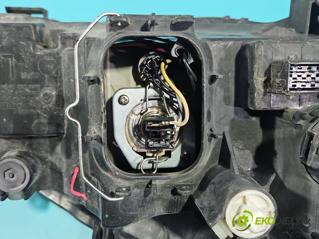 Toyota Corolla E12 2001-2009 1.4 D4D 90 HP manual 66 kW 1364 cm3 5- Reflektor: ľavý  (Kľučka dverí ostatné)