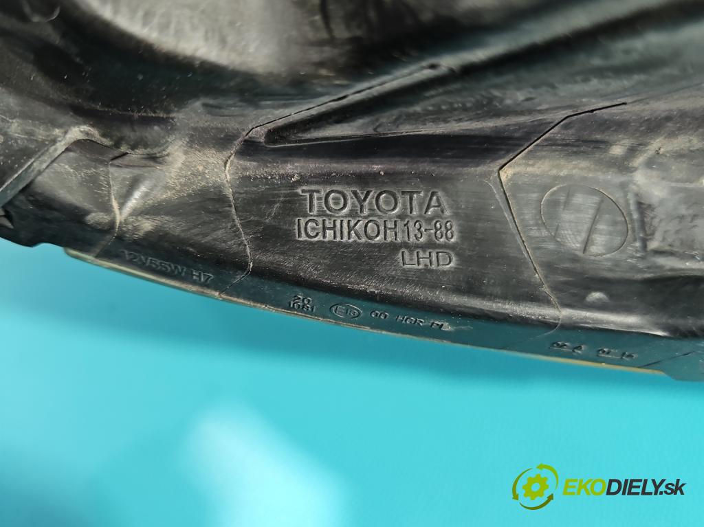 Toyota Corolla E12 2001-2009 1.4 D4D 90 HP manual 66 kW 1364 cm3 5- Reflektor: ľavý  (Kľučka dverí ostatné)