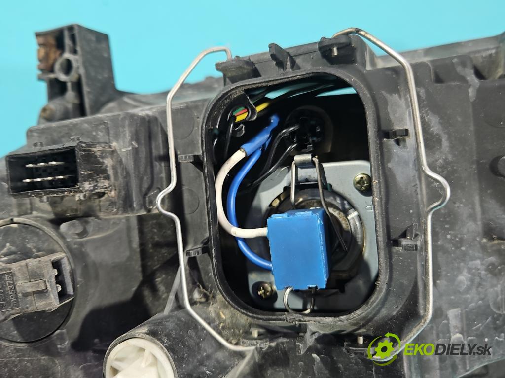 Toyota Corolla E12 2001-2009 1.4 D4D 90 HP manual 66 kW 1364 cm3 5- Reflektor: pravý  (Svetlo predné pravé)