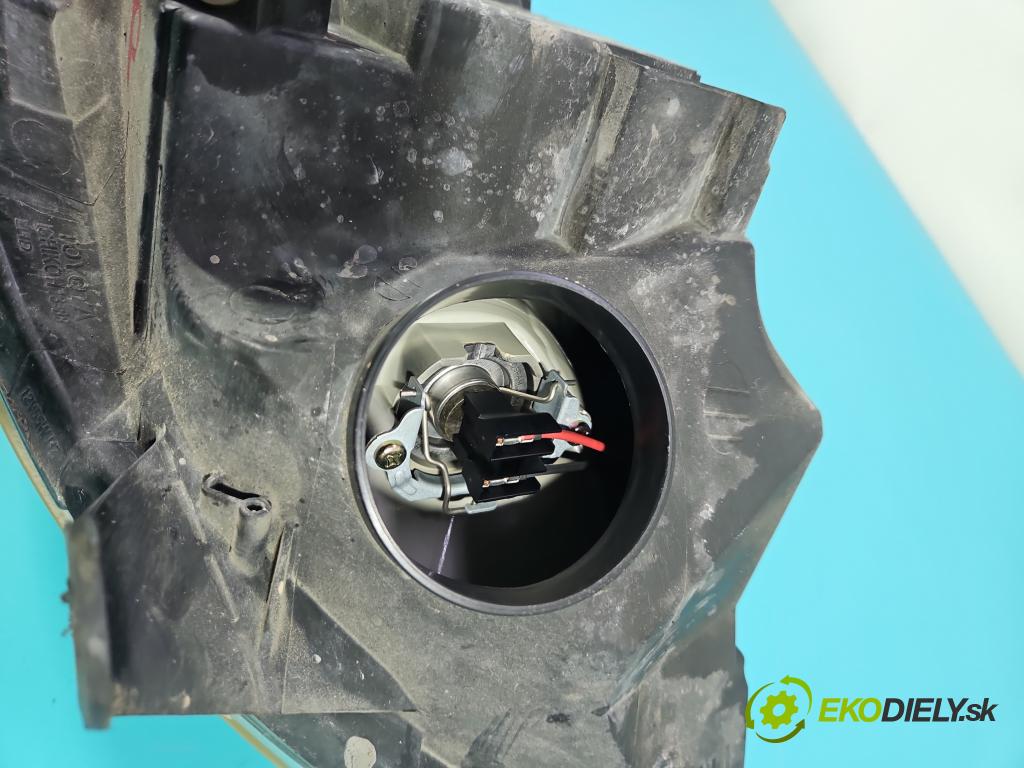 Toyota Corolla E12 2001-2009 1.4 D4D 90 HP manual 66 kW 1364 cm3 5- Reflektor: pravý  (Svetlo predné pravé)