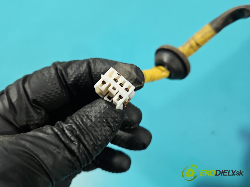 Mitsubishi Space star 1.8 16V 111KM manual 82 kW 1834 cm3 5- svetlo / reflektor zadné ľavé MR913173 (Kľučka dverí ostatné)