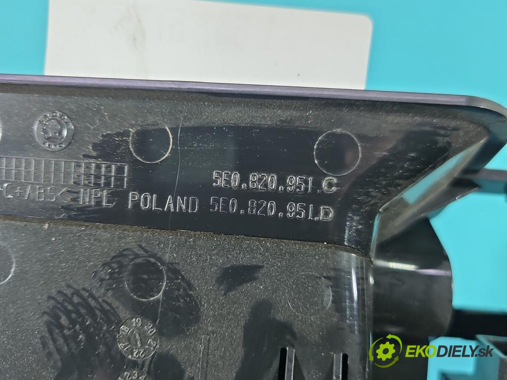 Skoda Octavia III 2013- 1.5 TSI 150 HP manual 110 kW 1498 cm3 5- Mřížka: kúrenia stredová 5E0820951C (Mriežka kúrenia (fukár))