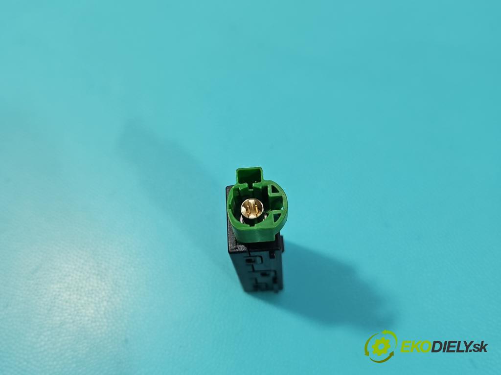 Skoda Octavia III 2013- 1.5 TSI 150 HP manual 110 kW 1498 cm3 5- zásuvka USB 5Q0035726E