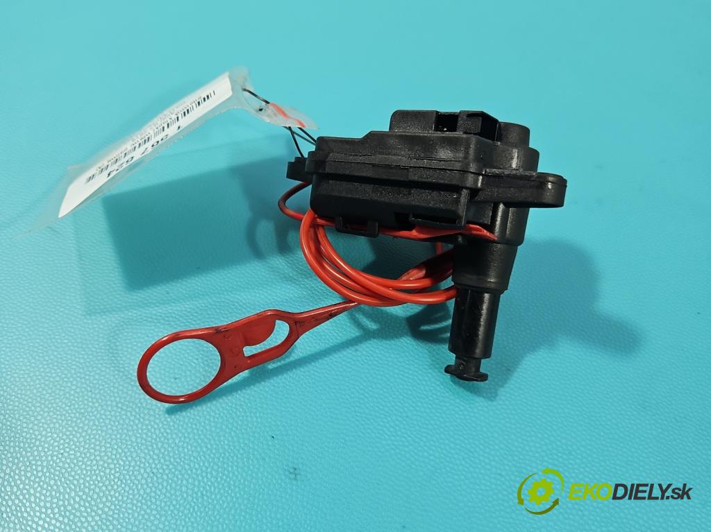 Audi Q7 2015- 3.0 TFSI CRE: 333KM: automatic 245 kW 2995 cm3 5- Aktuátor: papuče: nádrže palivo 8S0862153