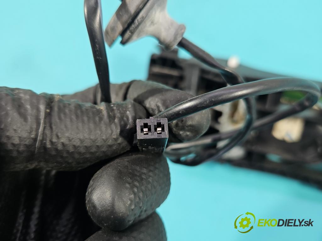 Vw Scirocco II 2008-2017 1.4 TSI 122 HP manual 90 kW 1390 cm3 3- rukoväť predné pravé mimo:  (Kľučka dverí ostatné)