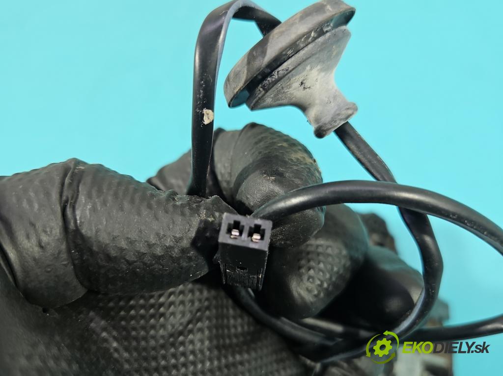 Vw Scirocco II 2008-2017 1.4 TSI 122 HP manual 90 kW 1390 cm3 3- rukoväť predné pravé mimo:  (Kľučka dverí ostatné)